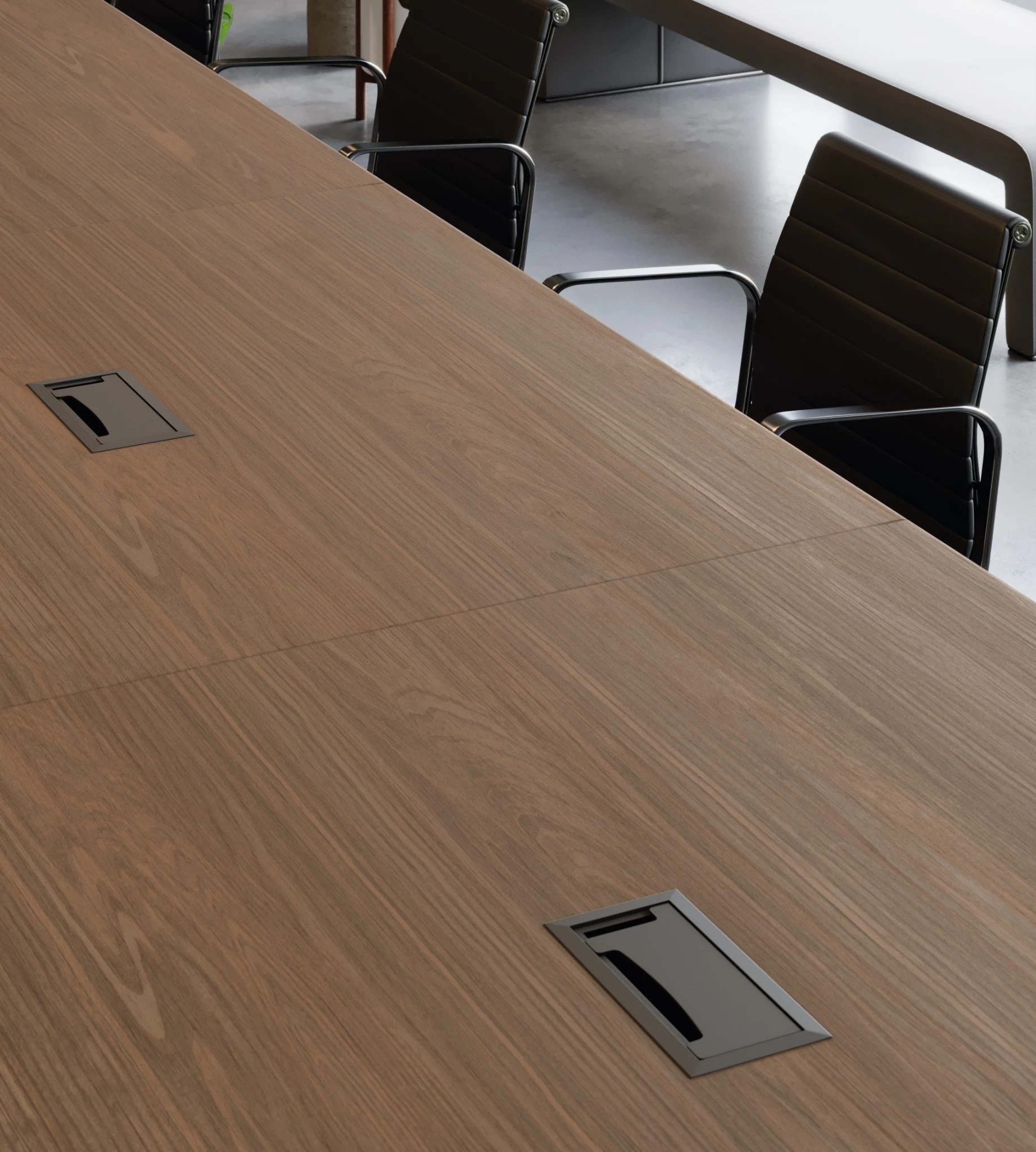 MESA DE REUNIÕES PÉ METAL TRAPÉZIO COM CAIXA ABS - TAMPOS EM MDP-BP 25MM COM BORDA DE 2MM. - 3150mm X 735mm X 1200mm - Linha M-Corp - Móveis Motiva