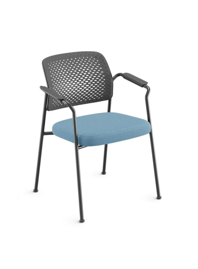 Cadeira fixa com estrutura palito, encosto em plástico, frame preto e com braços. ESTRUTURA PRETA